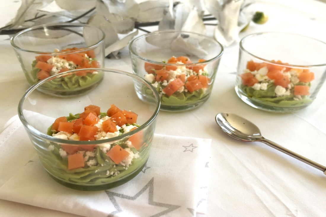 Vasitos de aguacate, feta y gelatina de tomate