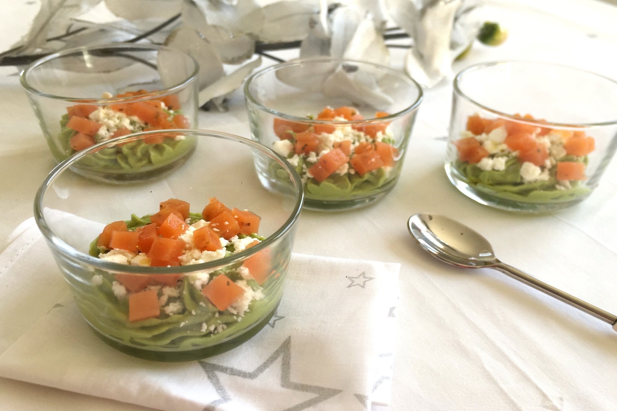 Vasitos de aguacate, feta y gelatina de tomate