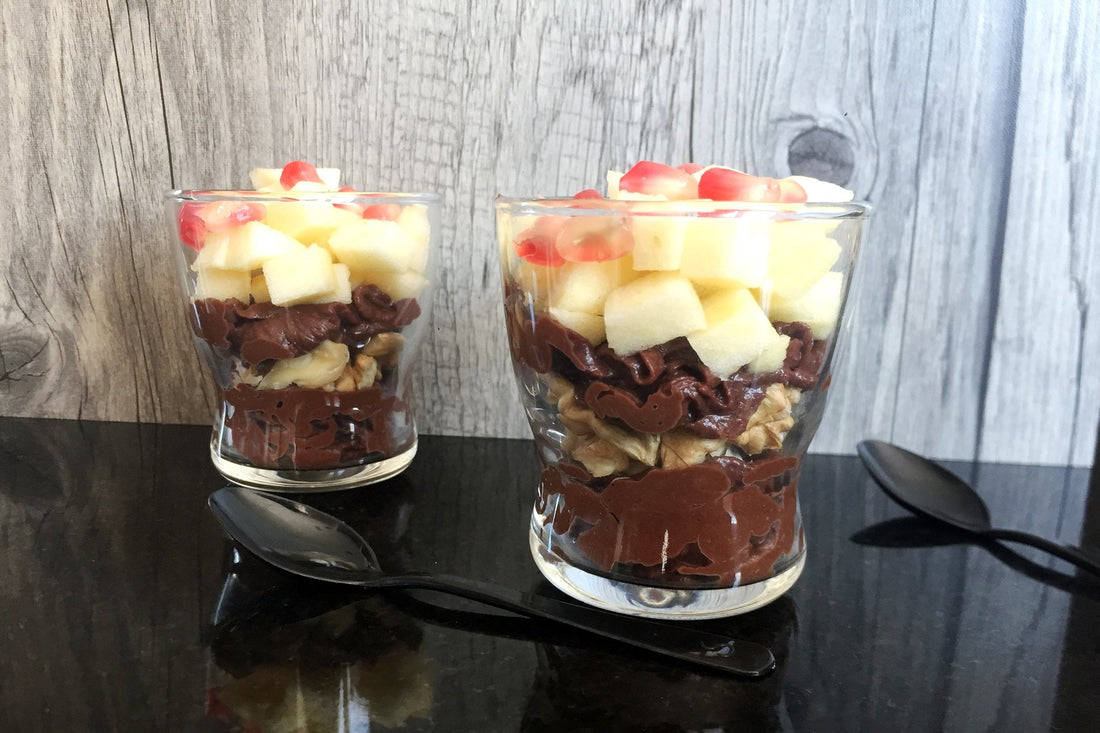 Vasitos de hummus de chocolate con manzana y nueces
