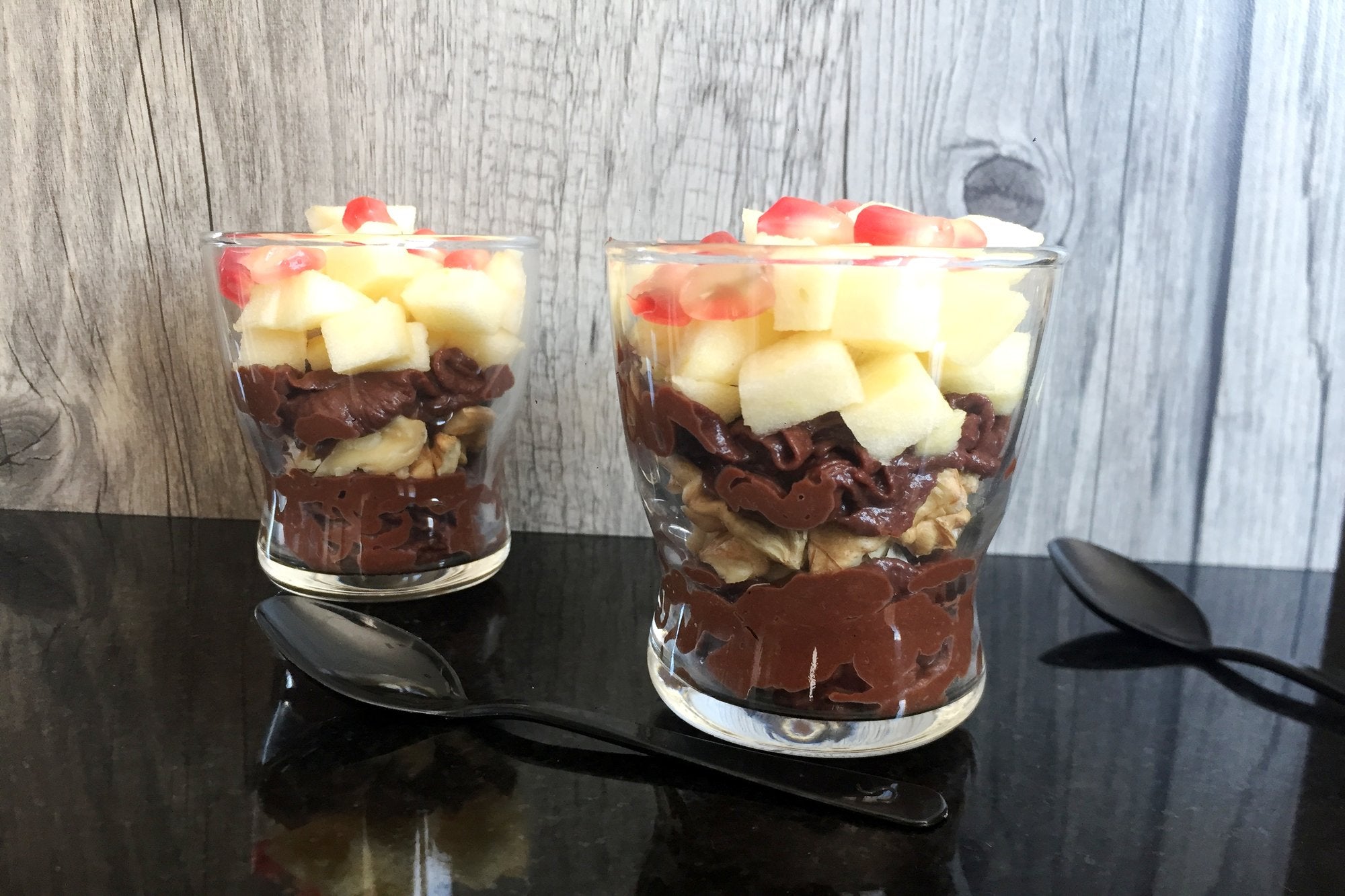 Vasitos de hummus de chocolate con manzana y nueces