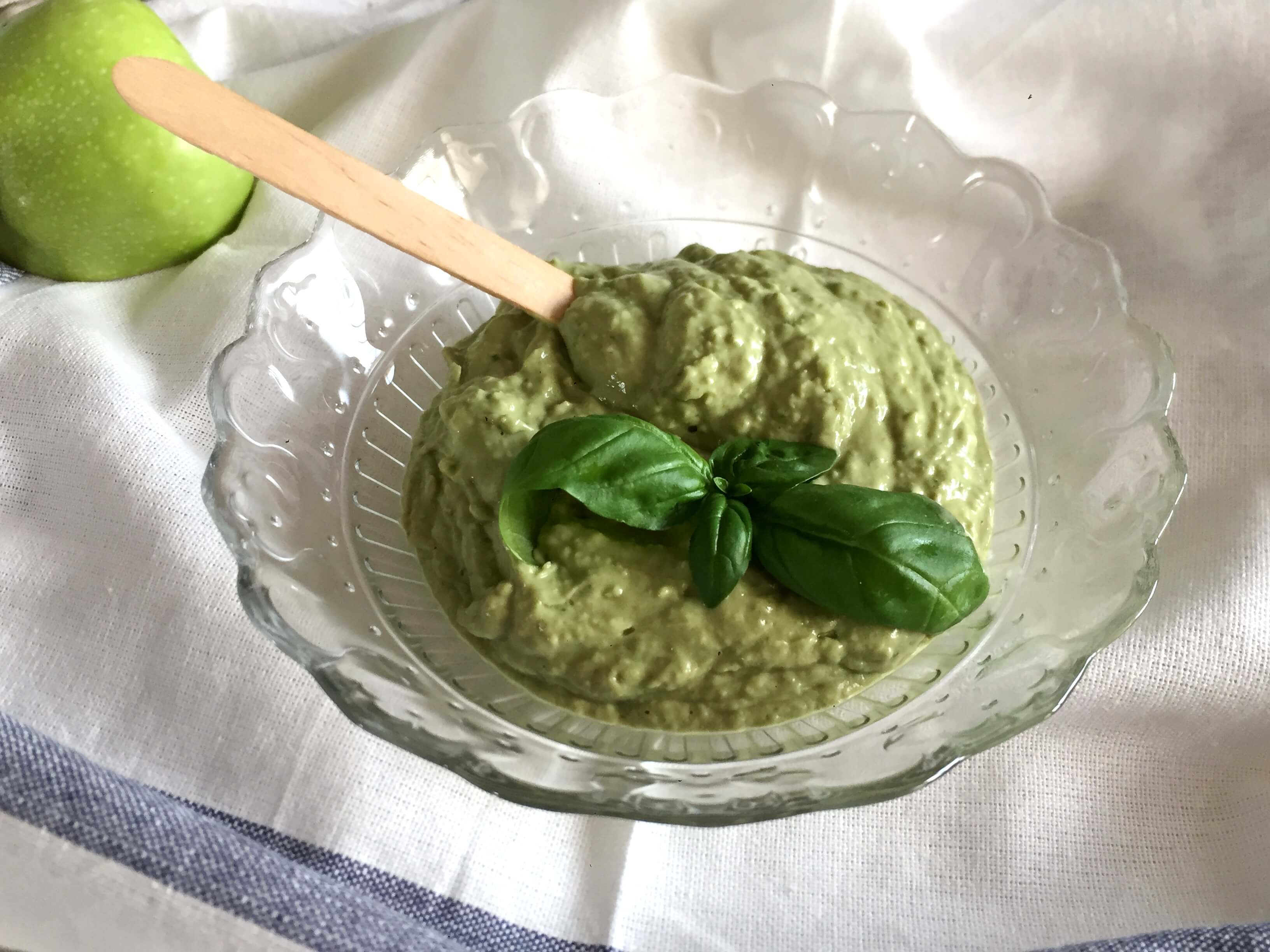 Salsa de aguacate, yogur y albahaca