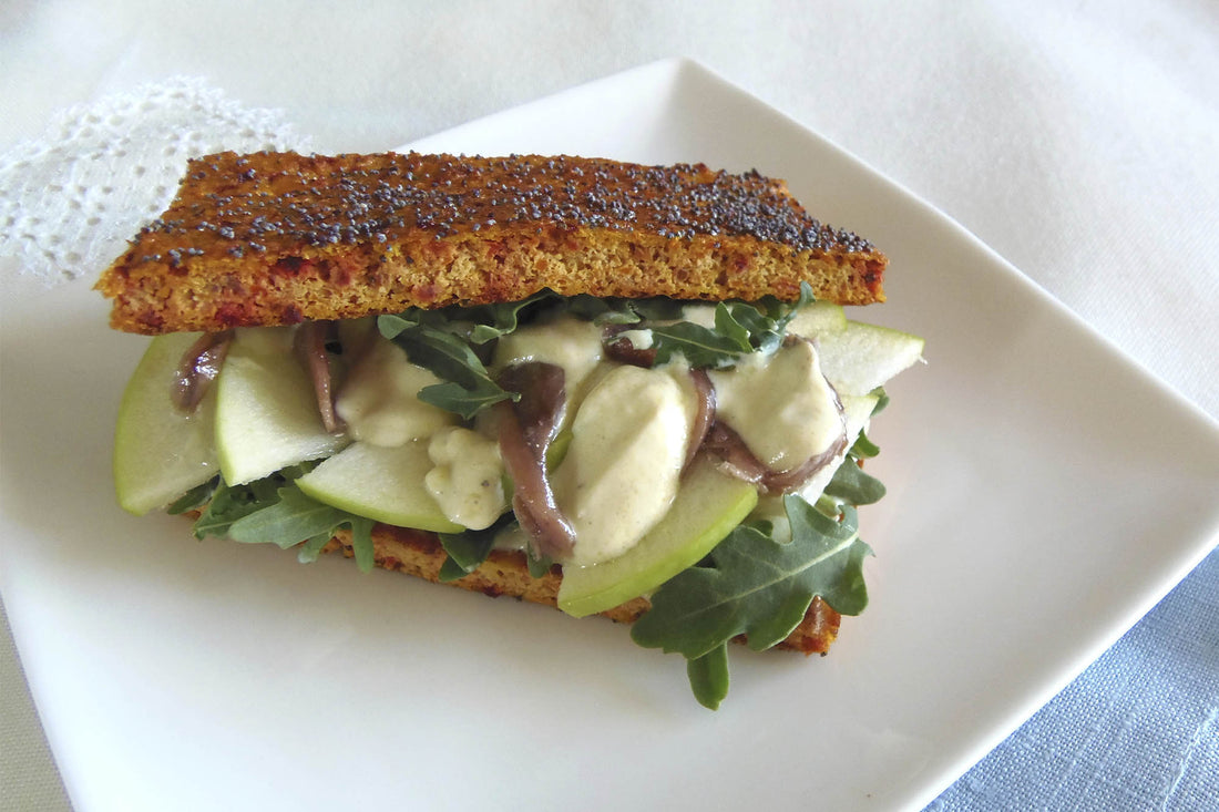 Sándwich de anchoas, manzana y salsa de yogur y mostaza