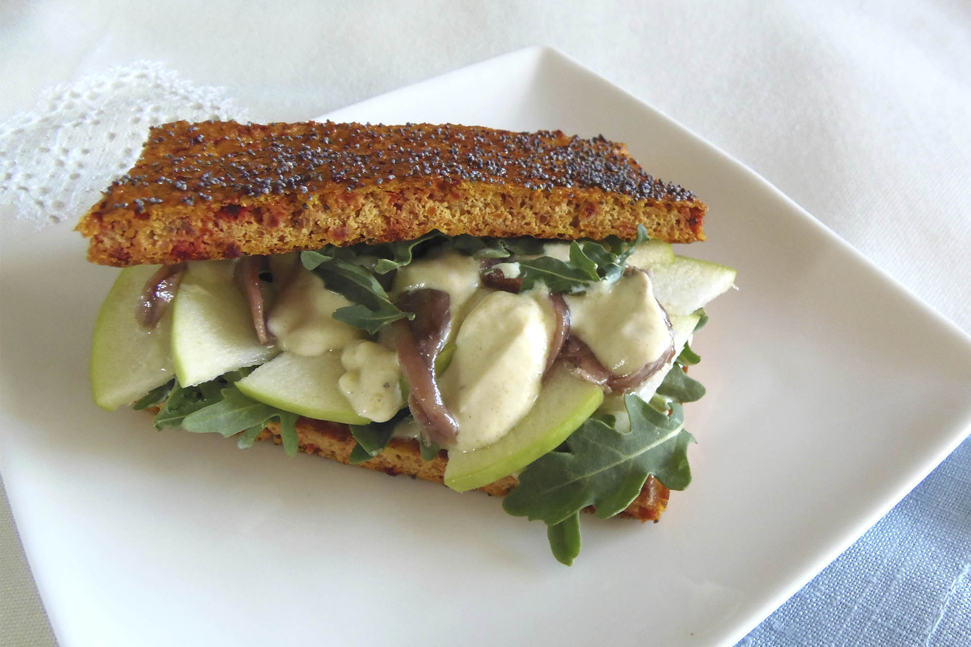 Sándwich de anchoas, manzana y salsa de yogur y mostaza