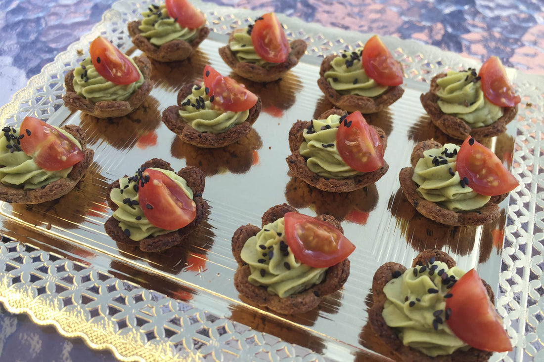 Tartaletas de avena con hummus de aguacate