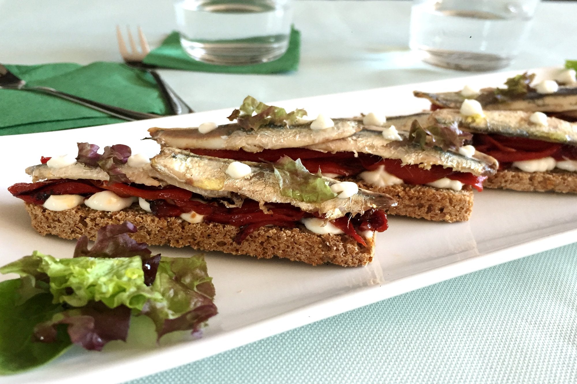Tosta de pimientos asados y boquerón con veganesa