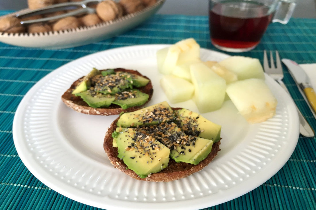 Tostada de centeno con aguacate y semillas
